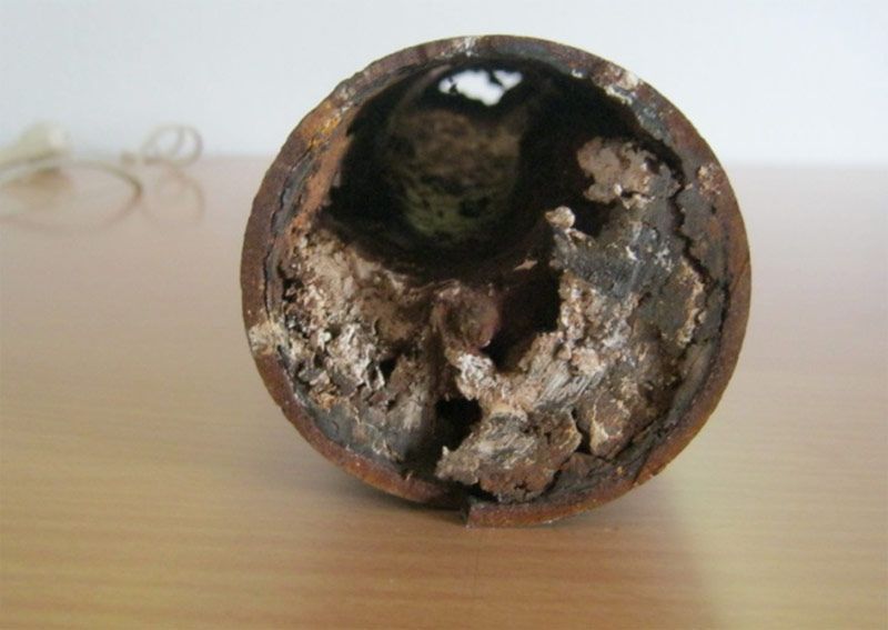 Ablagerungen im Abwasserrohr